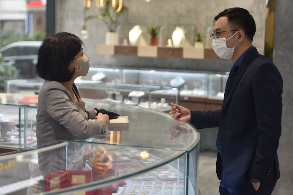 Gi&aacute; v&agrave;ng h&ocirc;m nay 2/5: Ng&agrave;y thứ 3 của kỳ nghỉ lễ, gi&aacute; v&agrave;ng trong nước v&agrave; thế giới vẫn c&oacute; diễn biến tr&aacute;i chiều