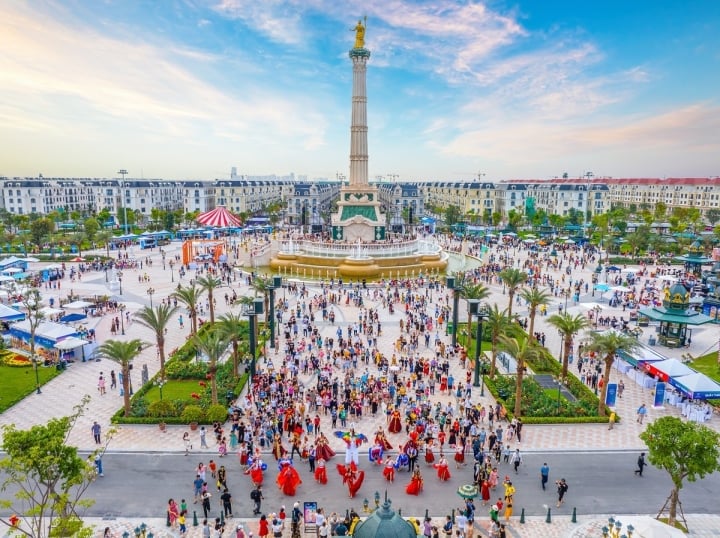 Si&#234;u quần thể đ&#244; thị biển của Vinhomes đ&#243;n gần 4 vạn kh&#225;ch trong 3 ng&#224;y nghỉ lễ - Ảnh 2