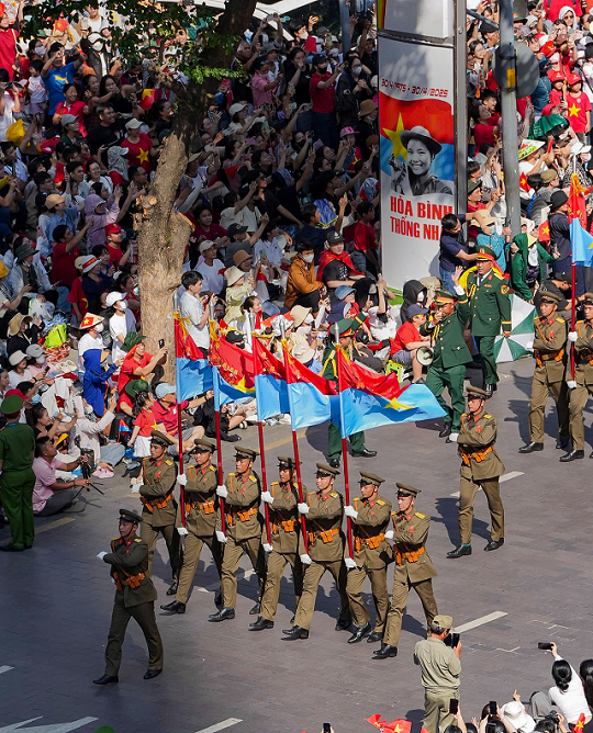 Độc lạ bộ ảnh “Một ng&#224;y xu&#244;i d&#242;ng lịch sử” của thẻ Thống Nhất - Ảnh 1