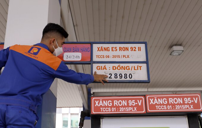 Xăng dầu tiếp tục tăng gi&aacute; từ chiều nay.