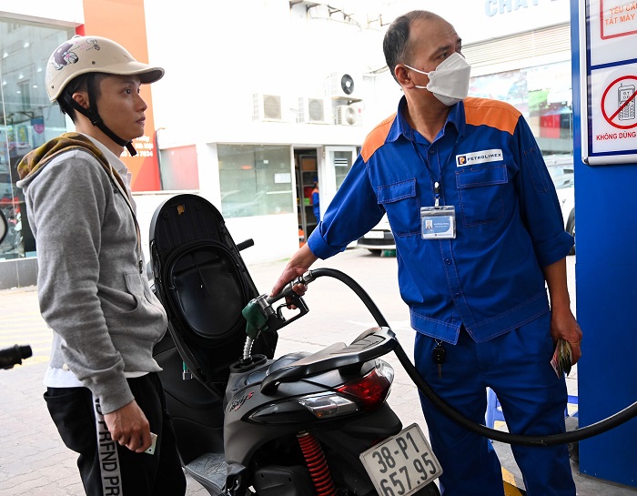 Gi&aacute; xăng dầu trong nước trong kỳ điều h&agrave;nh ng&agrave;y 4/5 được dự b&aacute;o giảm mạnh&nbsp;theo xu hướng của gi&aacute; xăng dầu thế giới. Ảnh minh họa: VietNamNet