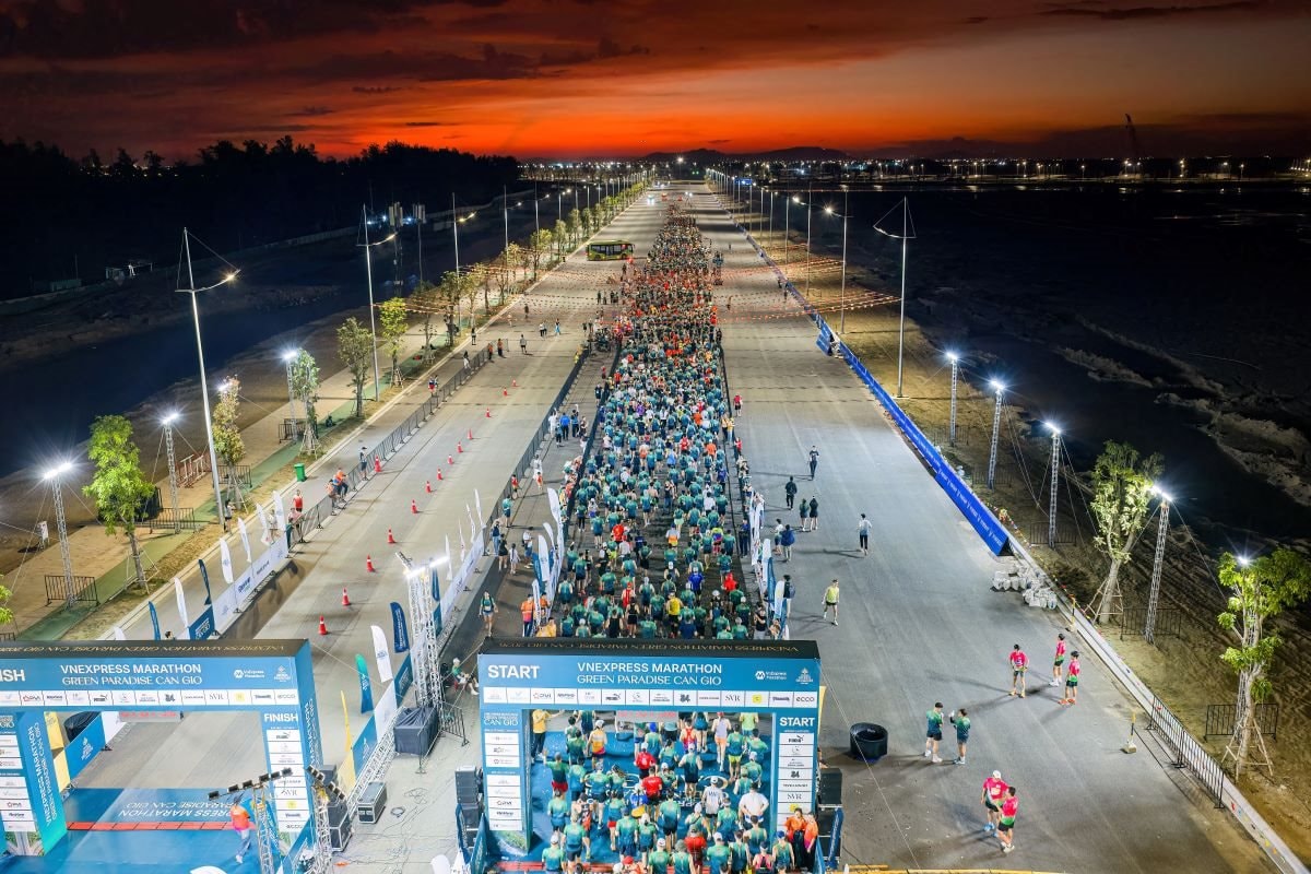 &ldquo;Biển người&rdquo; đ&aacute;nh thức b&igrave;nh binh Cần Giờ trong giải chạy s&aacute;ng 1/5