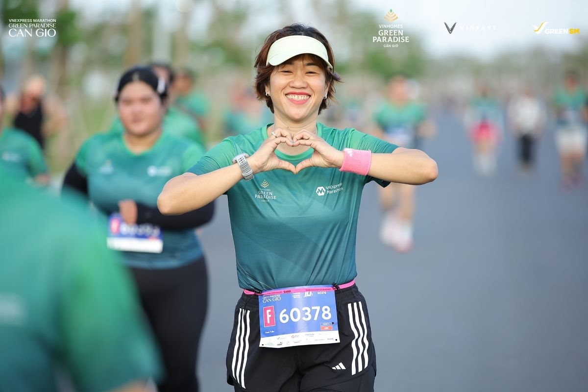 Chị Trần Kim Thoa đến từ Thủ Đức (cũ), TP.HCM b&agrave;y tỏ t&igrave;nh cảm với VnExpress Marathon Green Paradise