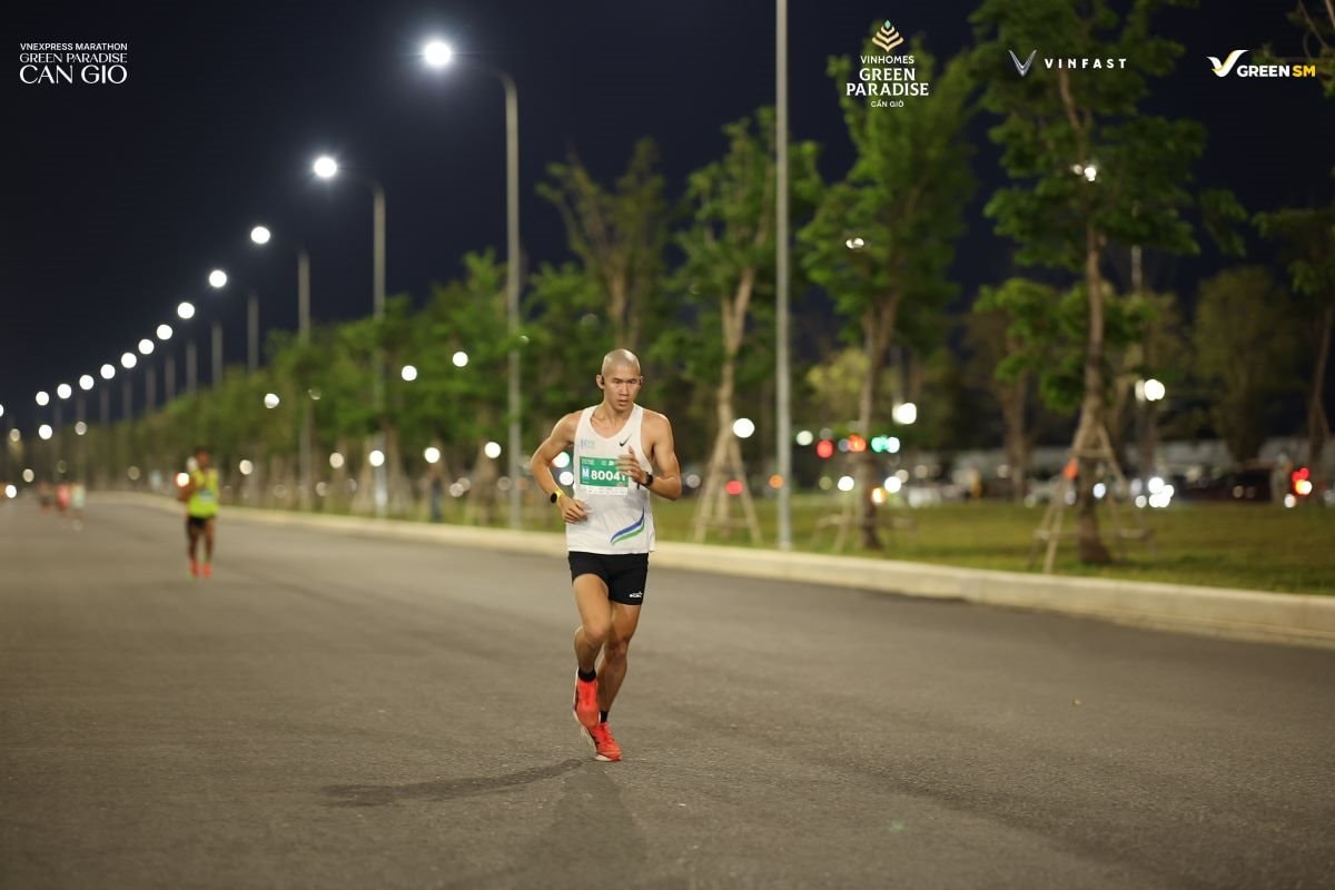 Runner Triệu Tiến Luyện tr&ecirc;n cung đường chạy 21 km đoạn qua đại lộ Thời Đại - Vinhomes Green Paradise