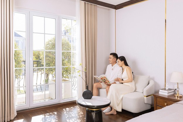 Cửa uPVC Eurowindow gi&uacute;p duy tr&igrave; kh&ocirc;ng gian m&aacute;t mẻ trong m&ugrave;a h&egrave;, đồng thời n&acirc;ng cao t&iacute;nh thẩm mỹ cho ng&ocirc;i nh&agrave;.