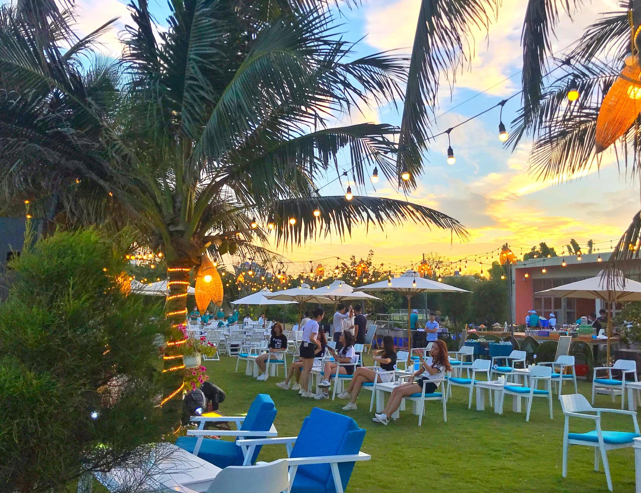 Cận cảnh qu&#225;n bar biển lộng gi&#243; vừa ra mắt tại Sầm Sơn, Quy Nhơn - Ảnh 2