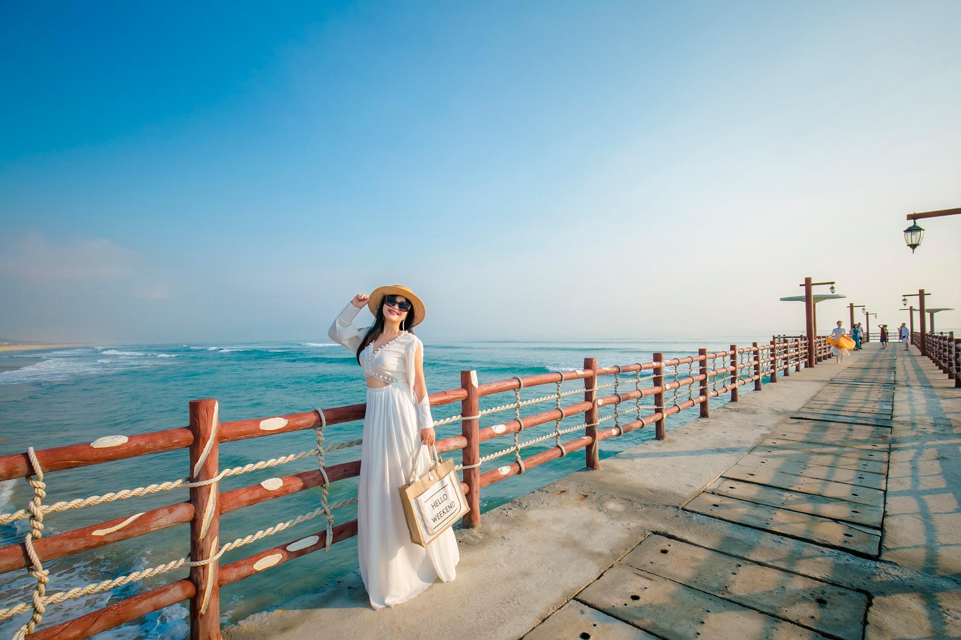 Cận cảnh qu&#225;n bar biển lộng gi&#243; vừa ra mắt tại Sầm Sơn, Quy Nhơn - Ảnh 12