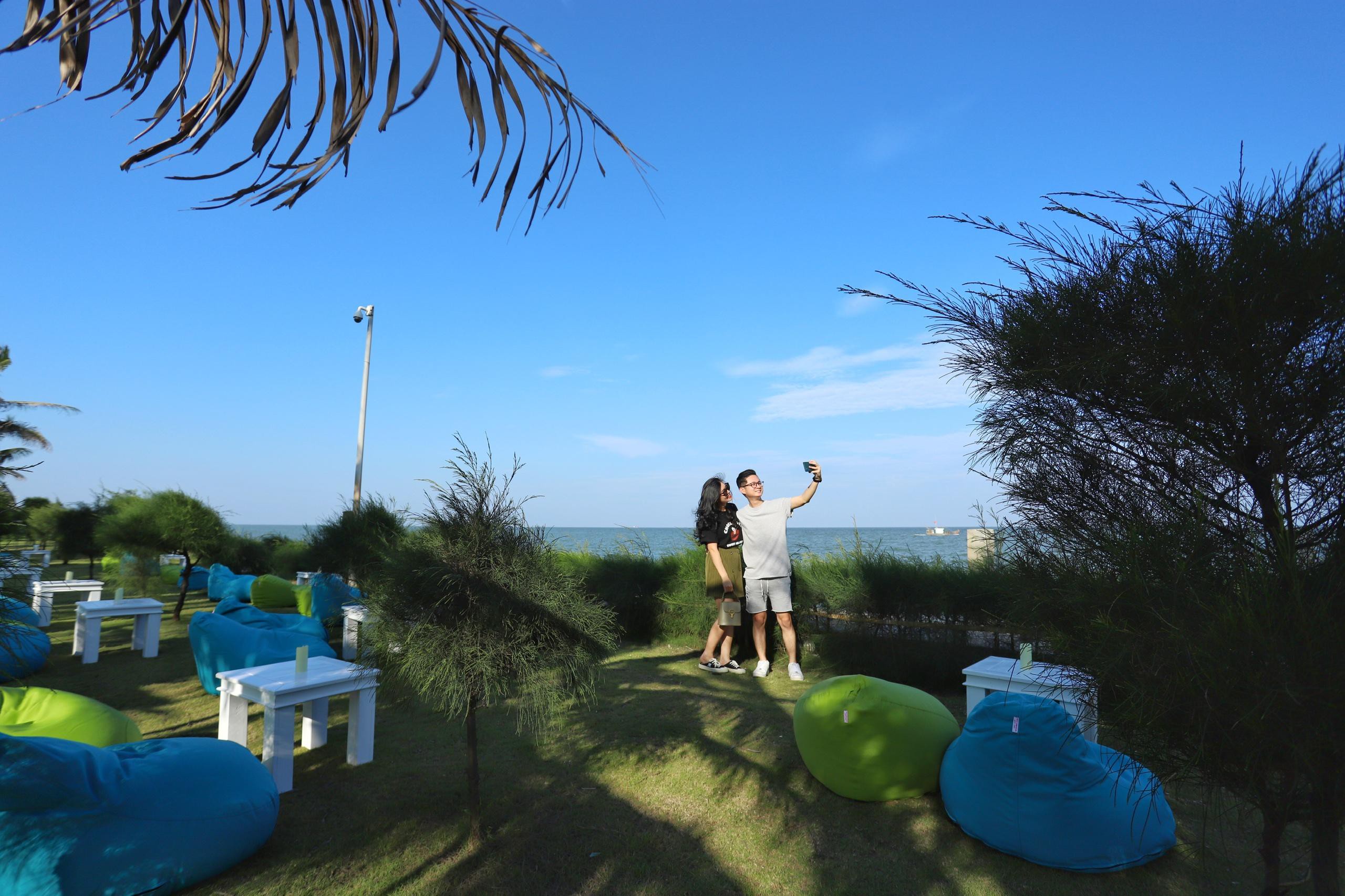 Cận cảnh qu&#225;n bar biển lộng gi&#243; vừa ra mắt tại Sầm Sơn, Quy Nhơn - Ảnh 4