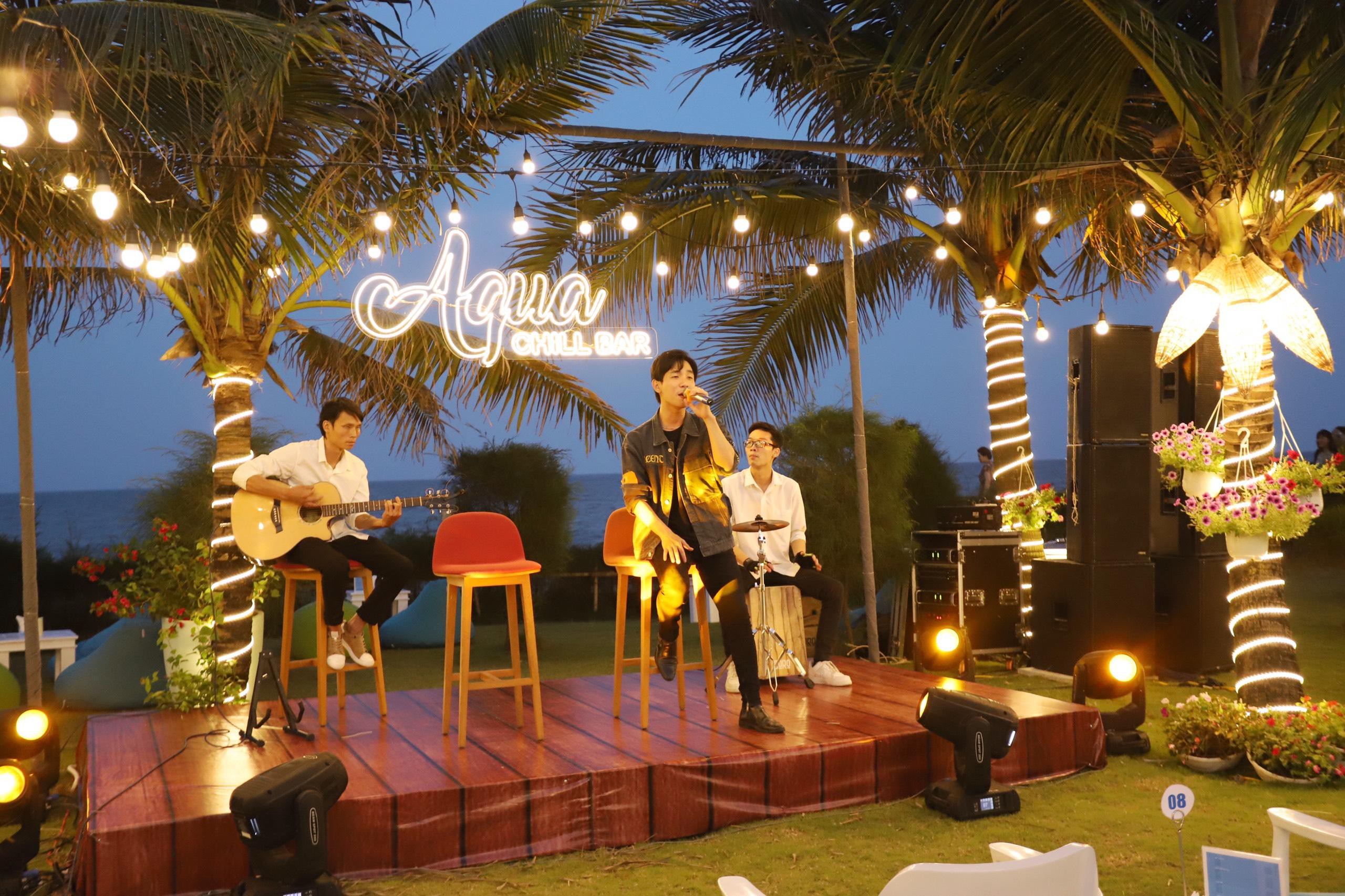 Cận cảnh qu&#225;n bar biển lộng gi&#243; vừa ra mắt tại Sầm Sơn, Quy Nhơn - Ảnh 5