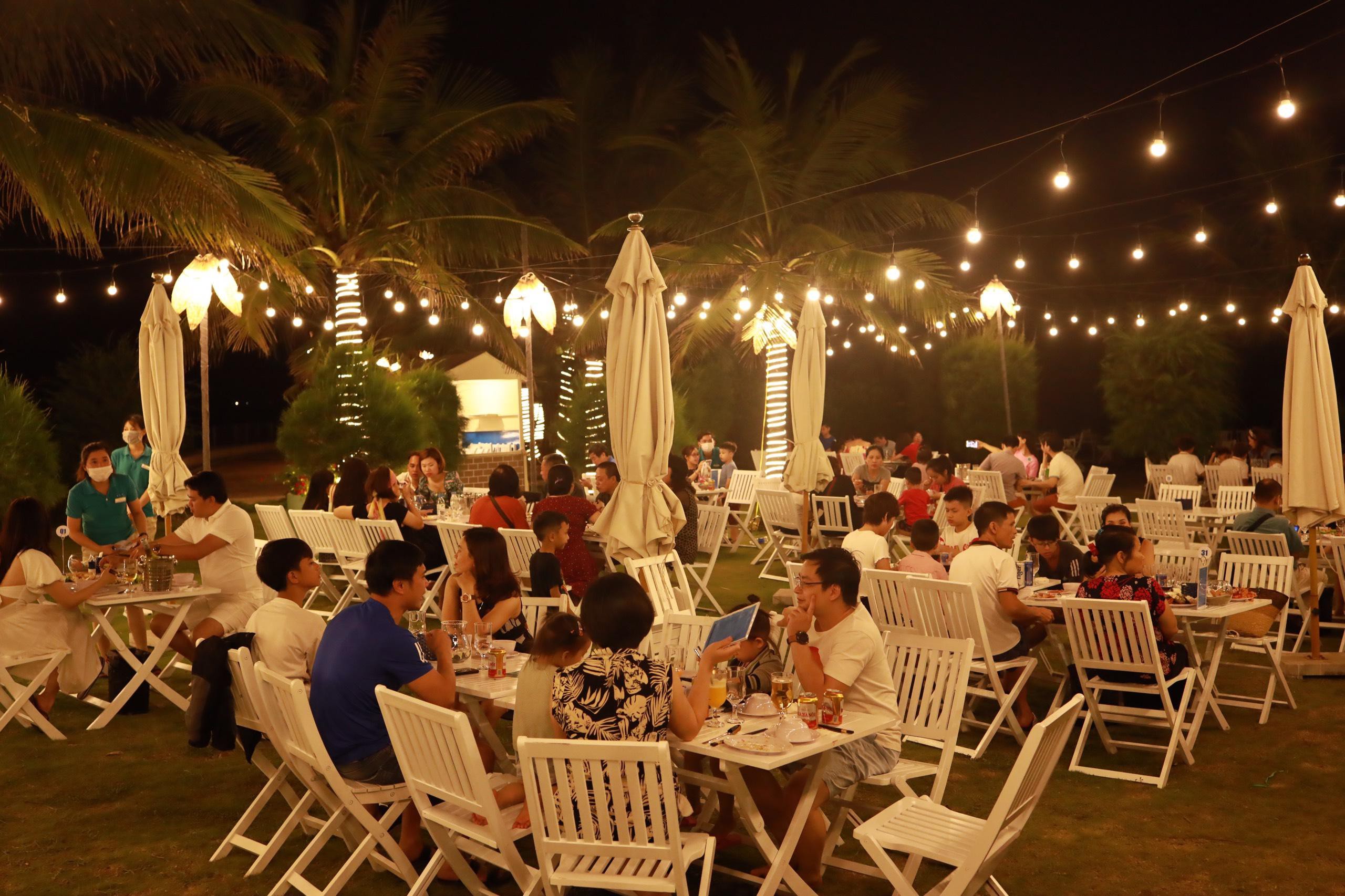 Cận cảnh qu&#225;n bar biển lộng gi&#243; vừa ra mắt tại Sầm Sơn, Quy Nhơn - Ảnh 6