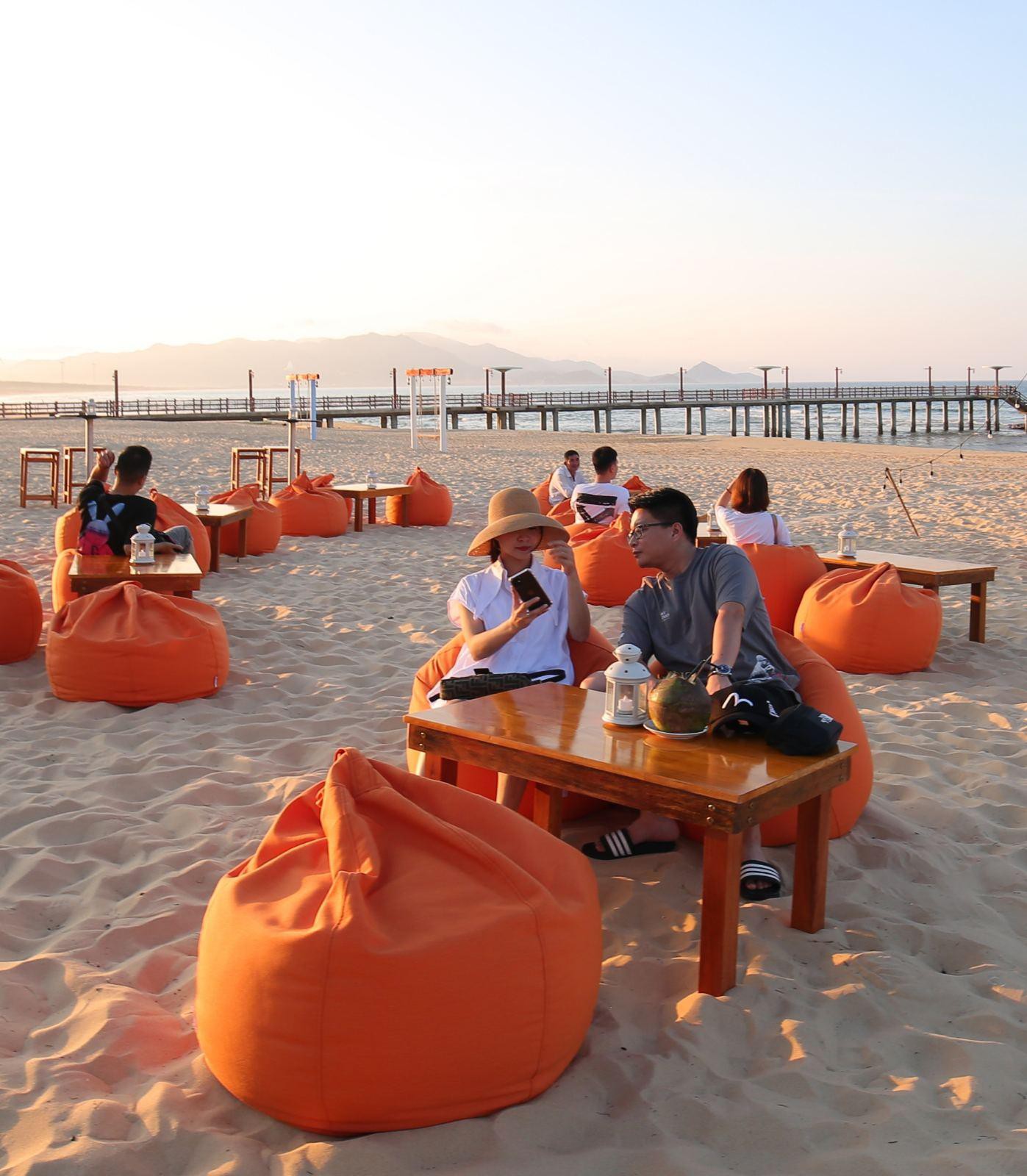 Cận cảnh qu&#225;n bar biển lộng gi&#243; vừa ra mắt tại Sầm Sơn, Quy Nhơn - Ảnh 8