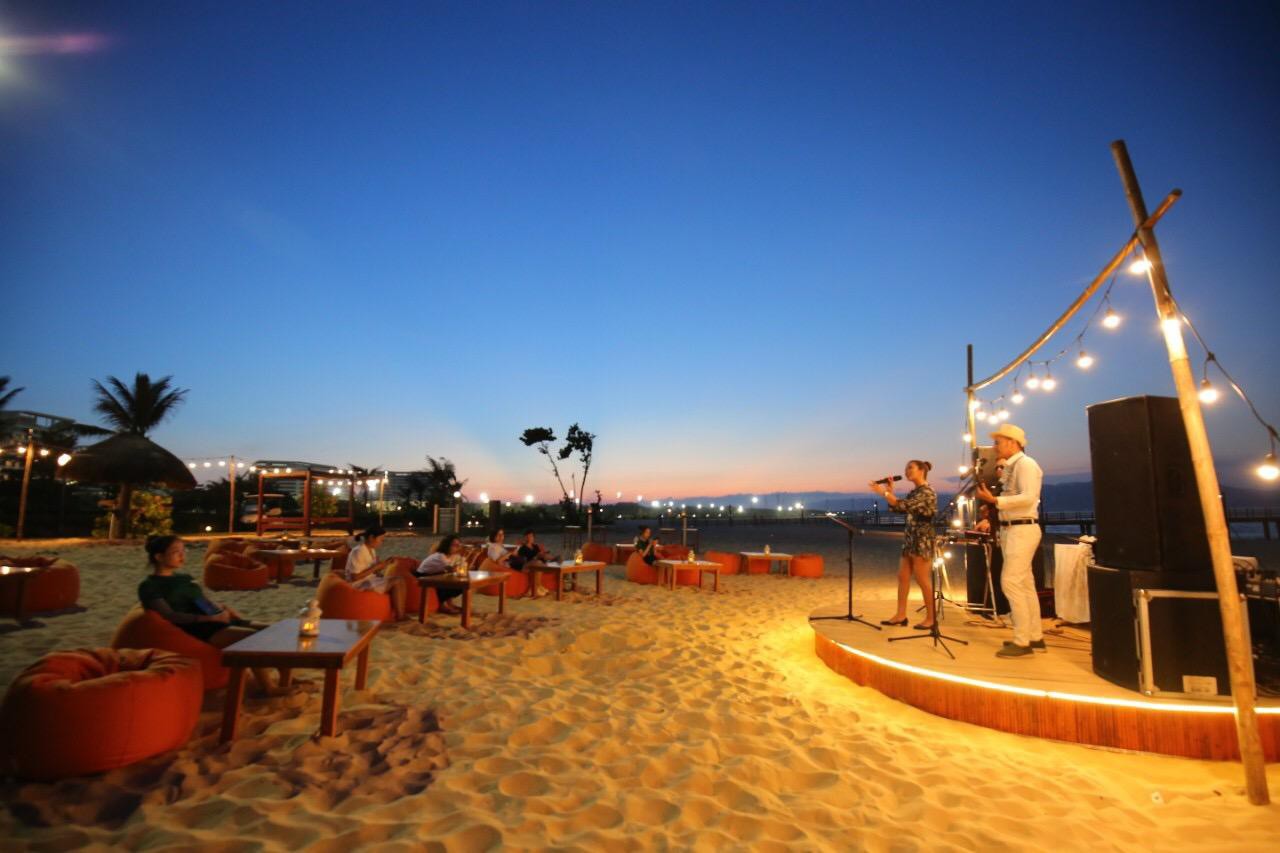 Cận cảnh qu&#225;n bar biển lộng gi&#243; vừa ra mắt tại Sầm Sơn, Quy Nhơn - Ảnh 9