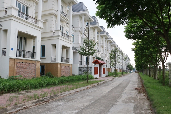Loạt căn biệt thự tại&nbsp;KĐT Bắc Quốc lộ 32 bị bỏ hoang.