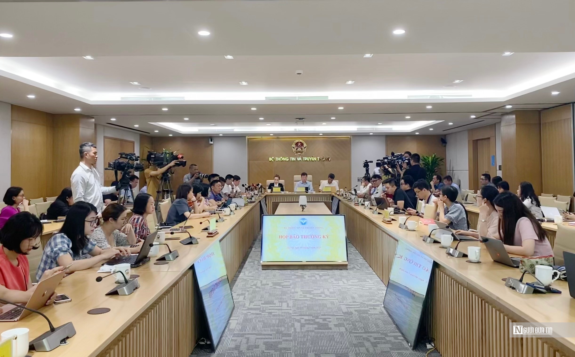 Quang cảnh buổi họp b&aacute;o.