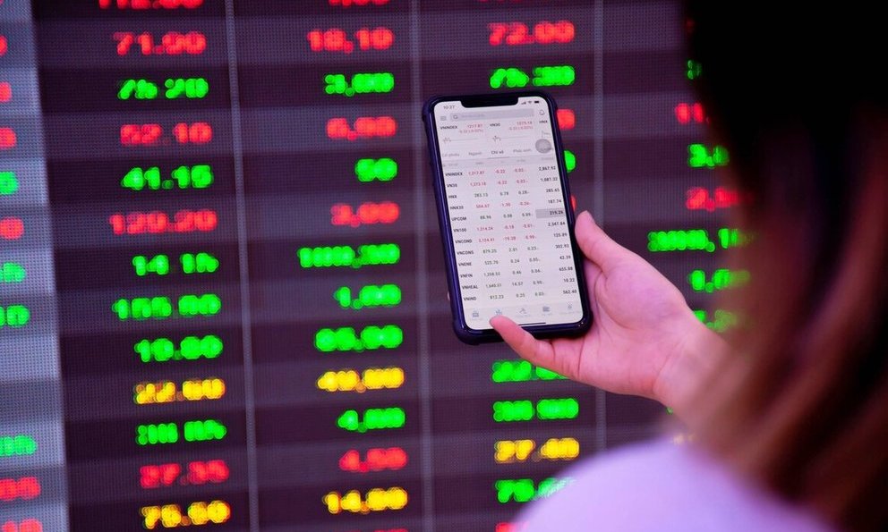 Lăng k&#237;nh chứng kho&#225;n 5/5: C&#243; x&#225;c suất giảm về v&#249;ng 1.015 - 1.020 điểm - Ảnh 1