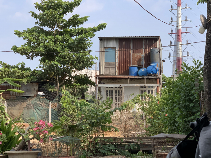 Tr&aacute;i ngược ho&agrave;n to&agrave;n với Khu đ&ocirc; thị Vạn Ph&uacute;c, h&agrave;ng chục hộ d&acirc;n vẫn đang sống m&ograve;n ngay ch&iacute;nh trong khu đ&ocirc; thị n&agrave;y.