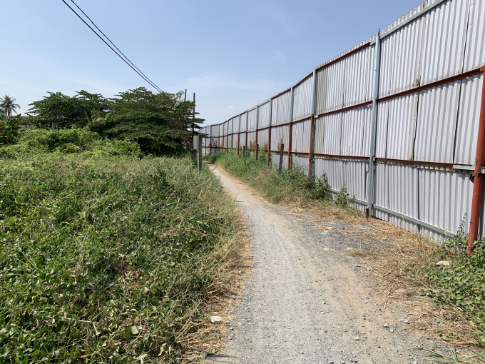 Ngay cầu rạch Đ&aacute;, con đường m&ograve;n độc đạo dẫn v&agrave;o c&aacute;c hộ d&acirc;n đang được chủ đầu tư dựng v&aacute;ch t&ocirc;n bịt k&iacute;n.