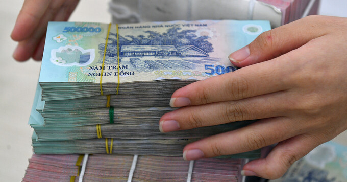 Loạt nhà băng hạ sâu lãi suất tiền gửi - Ảnh 1