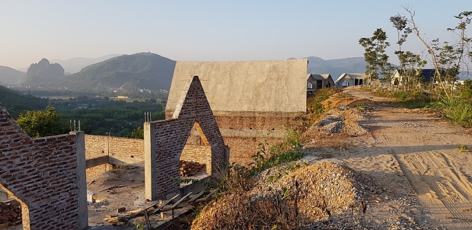 Tại tỉnh H&ograve;a B&igrave;nh, kh&ocirc;ng &iacute;t DA chưa đủ điều kiện x&acirc;y dựng, mua, b&aacute;n nhưng vẫn được một số s&agrave;n giao dịch BĐS quảng c&aacute;o v&agrave; &ldquo;thổi gi&aacute;&rdquo;. Ảnh: K.H