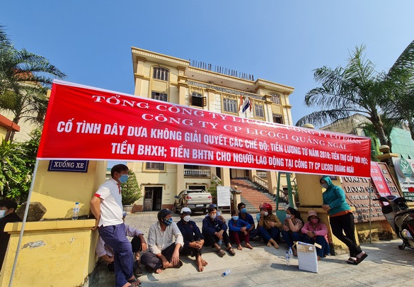 H&agrave;ng chục c&ocirc;ng nh&acirc;n k&eacute;o đến trụ sở C&ocirc;ng ty cổ phần Licogi Quảng Ng&atilde;i giăng băng r&ocirc;n y&ecirc;u cầu thanh to&aacute;n tiền lương, tiền trợ cấp th&ocirc;i việc, tiền bảo hiểm x&atilde; hội...