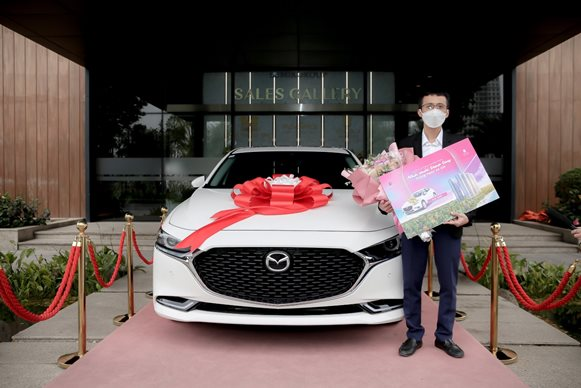 Chủ nh&acirc;n căn hộ I2.0203 đ&atilde; may mắn tr&uacute;ng thưởng giải đặc biệt l&agrave; 1 xe &ocirc; t&ocirc; Mazda do MIKGroup tổ chức.