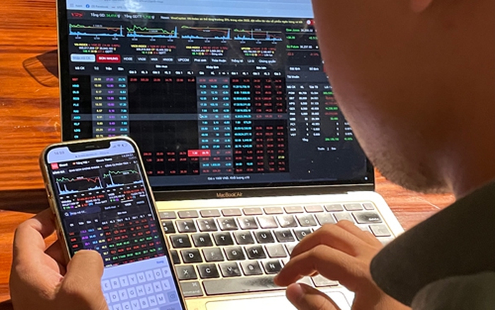 HoSE vừa chuyển loạt cổ phiếu từ diện cảnh b&aacute;o sang diện kiểm so&aacute;t. Ảnh: PHẠM Đ&Igrave;NH/NLĐ