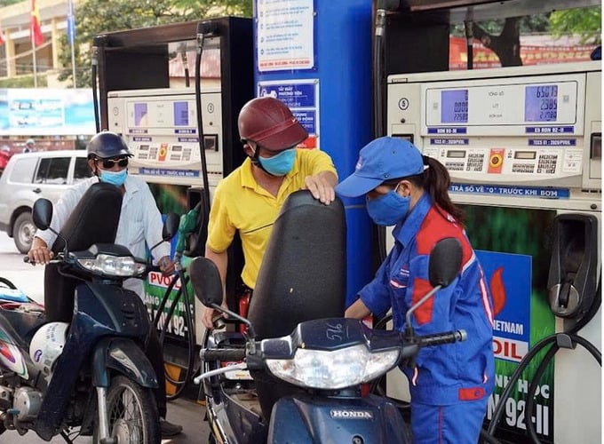 Gi&#225; xăng RON 95 giảm hơn 400 đồng/l&#237;t - Ảnh 1