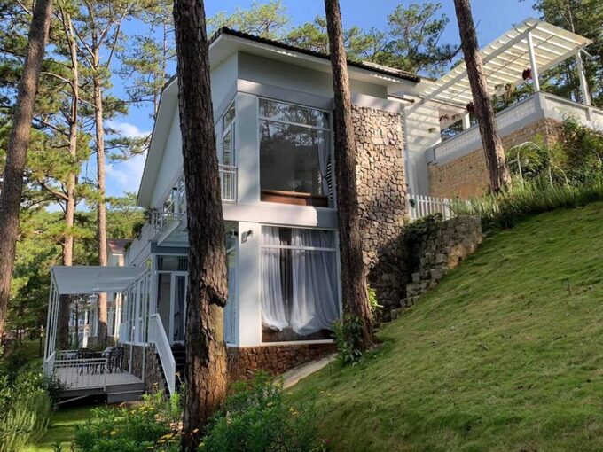 UBND tỉnh L&acirc;m Đồng cấm C&ocirc;ng ty Cổ phần đầu tư Lan Anh Đ&agrave; Lạt kh&ocirc;ng được ph&eacute;p chuyển nhượng dự &aacute;n, chuyển nhượng t&agrave;i sản l&agrave; c&aacute;c biệt thư tr&ecirc;n đất tại dự &aacute;n Khu du lịch Lan Anh Đ&agrave; Lạt.