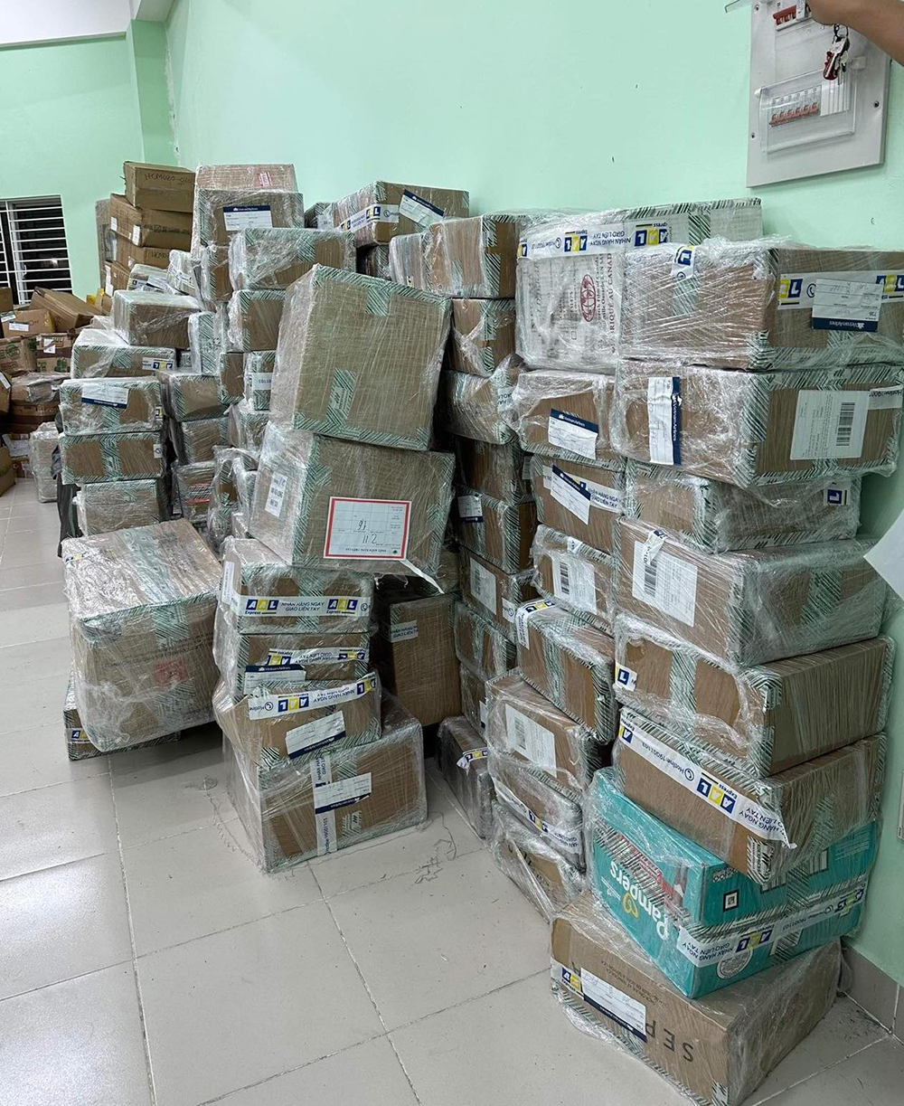 T&agrave;i liệu, h&oacute;a đơn bị thu giữ để phục vụ điều tra. Ảnh: CA