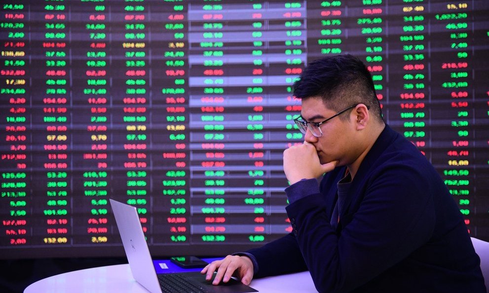 Lăng k&#237;nh chứng kho&#225;n 9/5: VN-Index sẽ gặp &#225;p lực rung lắc tại 1055? - Ảnh 1