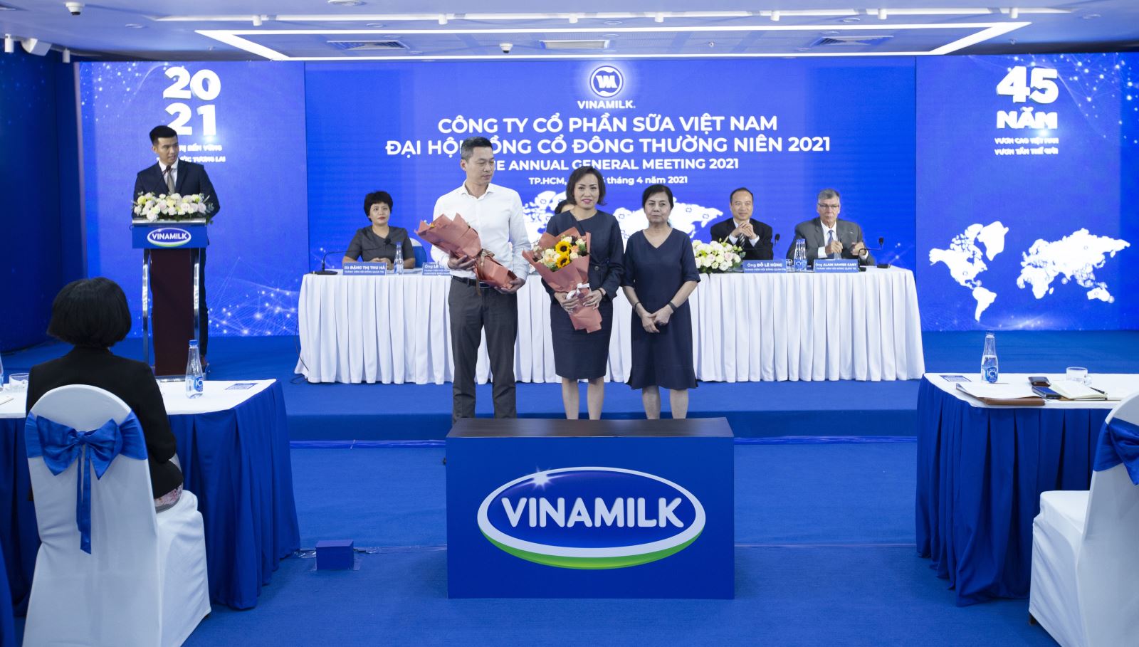 B&agrave; L&ecirc; Thị Băng T&acirc;m, Chủ tịch Hội đồng quản trị Vinamilk ch&uacute;c mừng 2 th&agrave;nh vi&ecirc;n mới tham gia Hội đồng quản trị. &nbsp;
