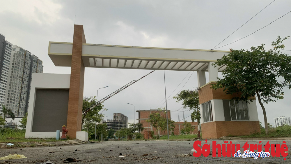 Một số ng&ocirc;i nh&agrave; đang x&acirc;y dựng dở dang phải tạm dừng v&igrave; bị cơ quan chức năng 'tu&yacute;t c&ograve;i'.