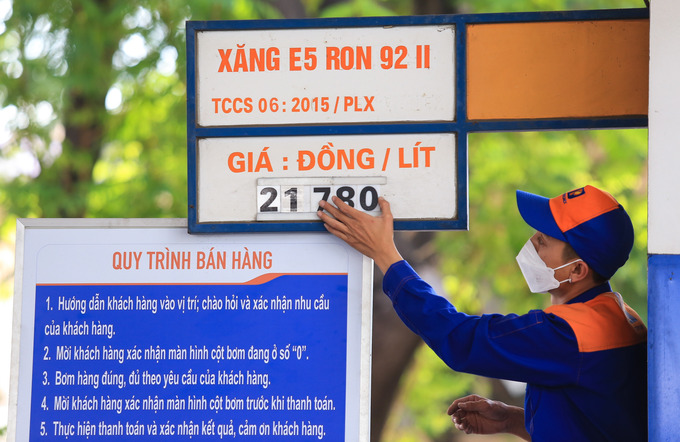 Gi&aacute; xăng dầu giảm mạnh.