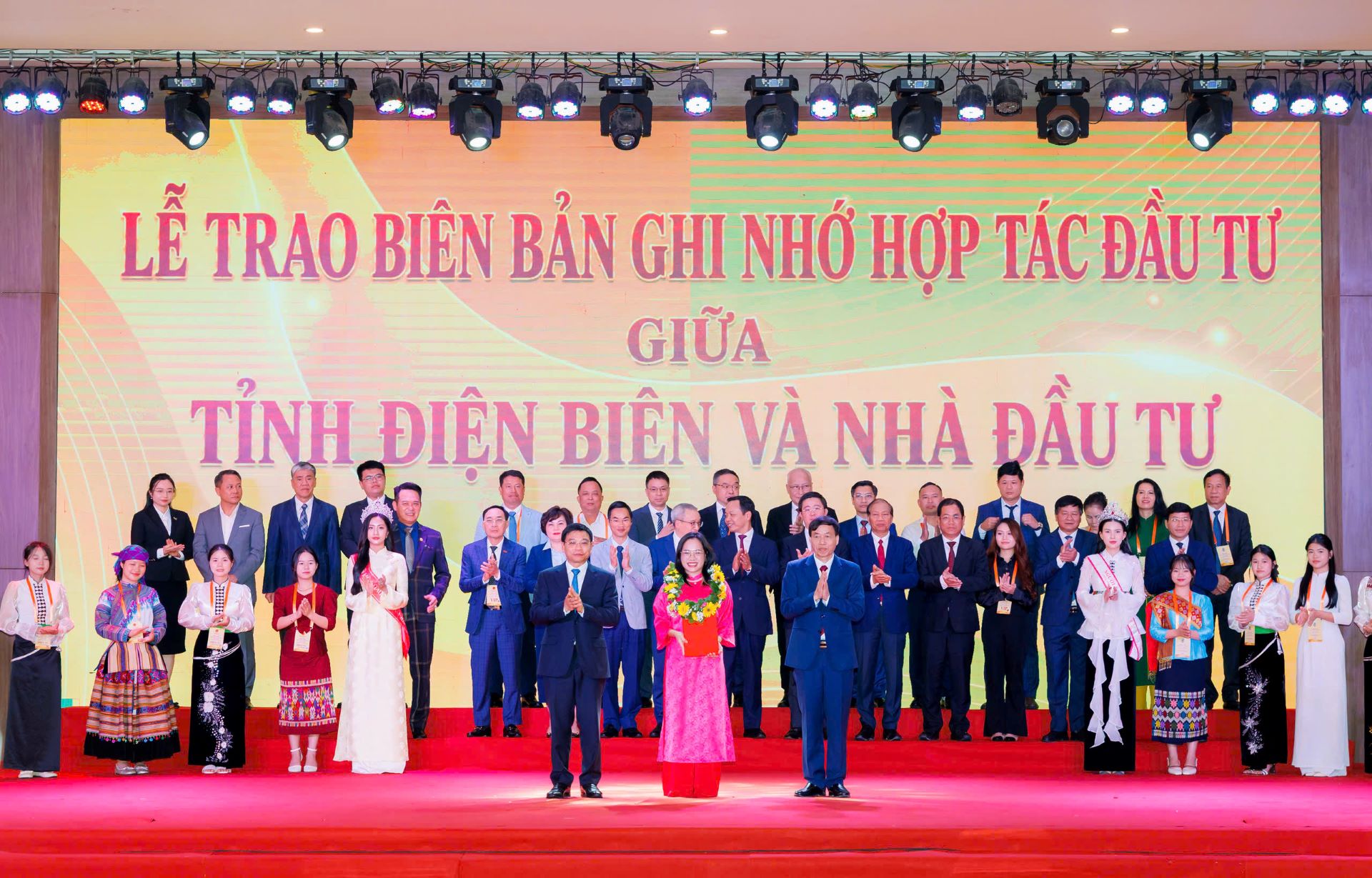 \Đại diện C&ocirc;ng ty Cổ phần Năng lượng VinEnergo nhận bi&ecirc;n bản ghi nhớ hợp t&aacute;c đầu tư tại Hội nghị X&uacute;c tiến Đầu tư tỉnh Điện Bi&ecirc;n năm 2026