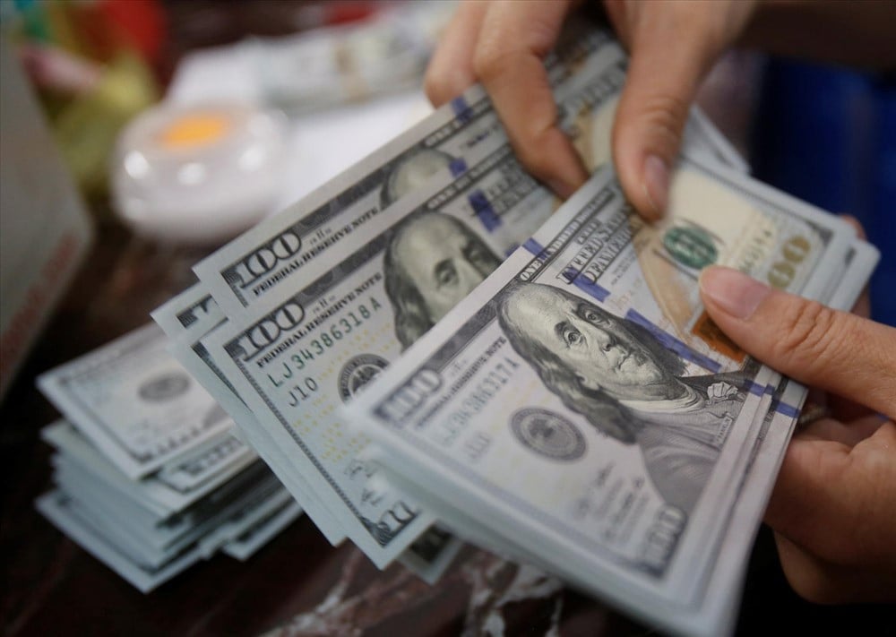 Giá USD ngân hàng đi lên, thị trường tự do giảm mạnh - Ảnh 1