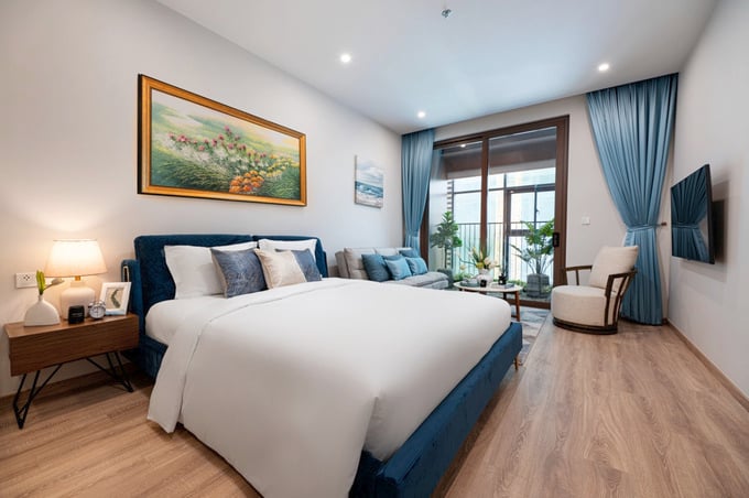 B&ecirc;n trong căn hộ studio mẫu với thiết kế hiện đại, ấm c&uacute;ng. Ảnh Ho&agrave;ng Anh