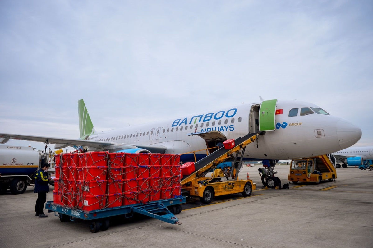 Bamboo Airways vận chuyển 100 tấn h&agrave;ng h&oacute;a miễn cước hỗ trợ c&aacute;c địa phương khắc phục hậu quả lũ lụt &nbsp;