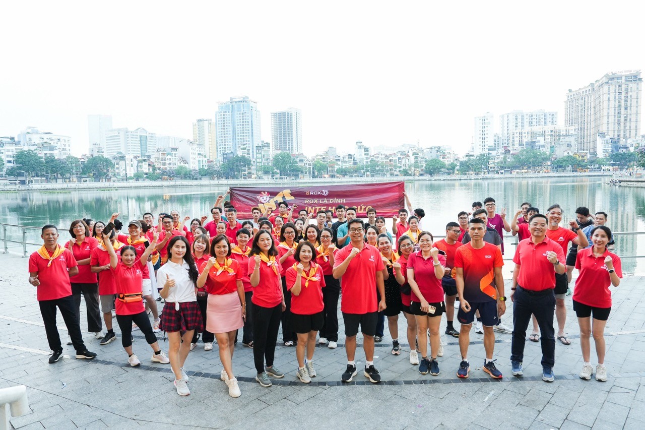 CBNV ROX c&ugrave;ng nhau tham gia hoạt động chạy sau giờ l&agrave;m