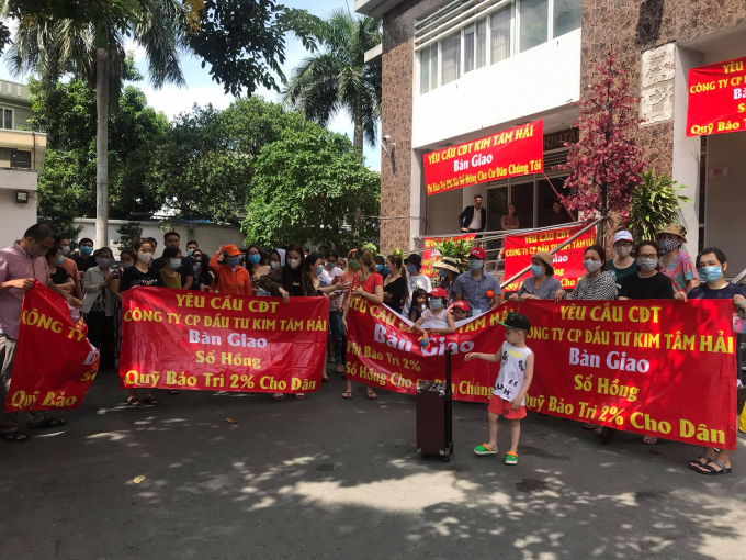 &nbsp;T&igrave;nh trạng cư d&acirc;n căng băng r&ocirc;n đ&ograve;i sổ đỏ thường xuy&ecirc;n xảy ra tại nhiều chung cư tr&ecirc;n địa b&agrave;n TP.HCM do chủ đầu tư nhiều năm kh&ocirc;ng ra sổ.&nbsp;