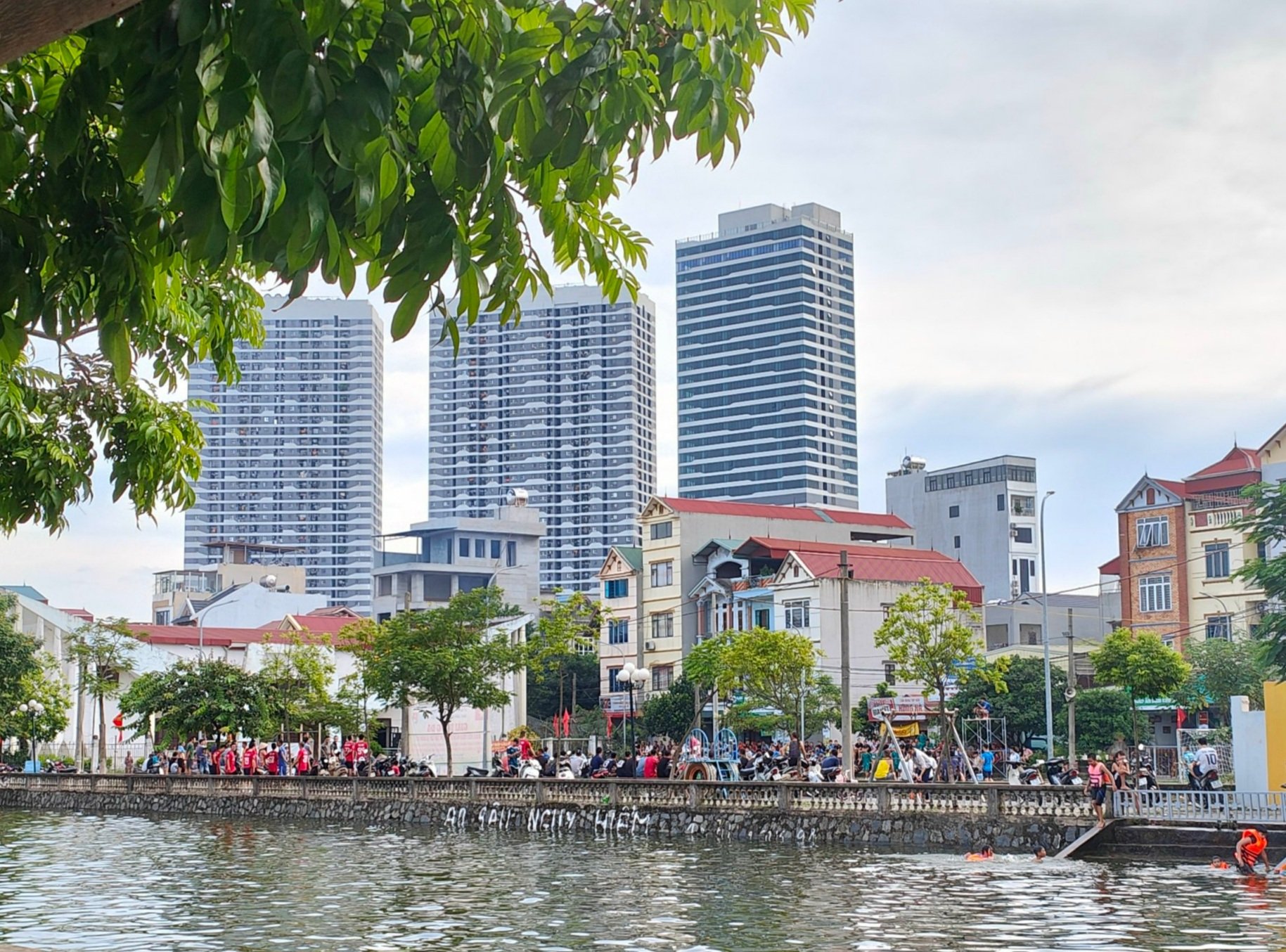 Gi&aacute; chung cư đi ngang, người mua vẫn chờ đợi