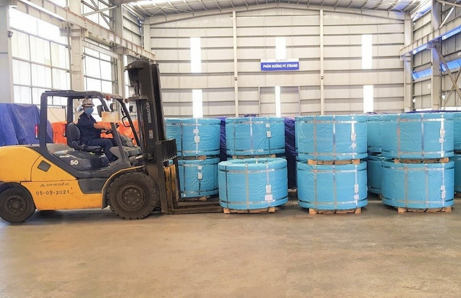 Th&eacute;p dự ứng lực H&ograve;a Ph&aacute;t được sản xuất tr&ecirc;n d&acirc;y chuyền c&ocirc;ng nghệ hiện đại được nhập khẩu từ ch&acirc;u &Acirc;u c&oacute; thể sản xuất được c&aacute;p PC Strand 7 sợi, đ&aacute;p ứng theo ti&ecirc;u chuẩn Mỹ ASTM A416, Anh BS 5896, EU EN-10138-3 &nbsp;