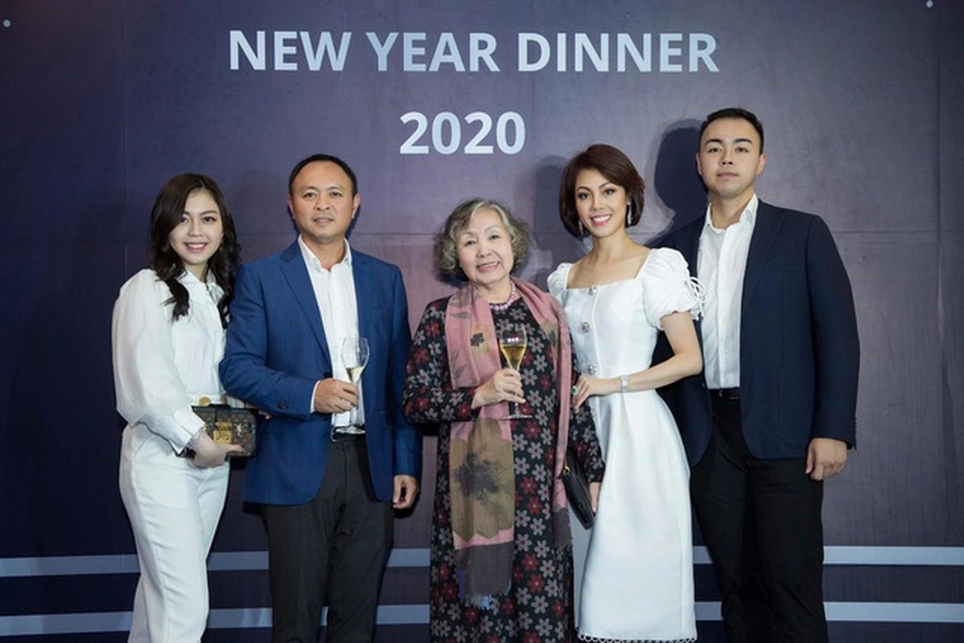 B&agrave; Nguyễn Thị Sơn c&ugrave;ng con trai Nguyễn Ho&agrave;ng Tuấn - Chủ tịch Sơn Kim Group (&Aacute;o vest xanh, đứng thứ 2 từ tr&aacute;i sang) v&agrave; c&aacute;c ch&aacute;u (Ảnh: MXH).