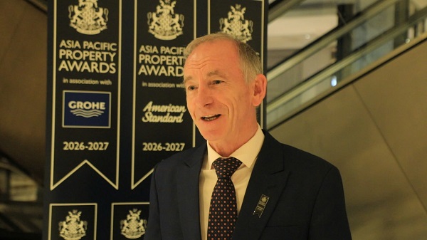 &Ocirc;ng Stuart Shield - Chủ tịch hội đồng giải thưởng APPA trả lời phỏng vấn tại lễ trao giải. Ảnh: MH &nbsp;