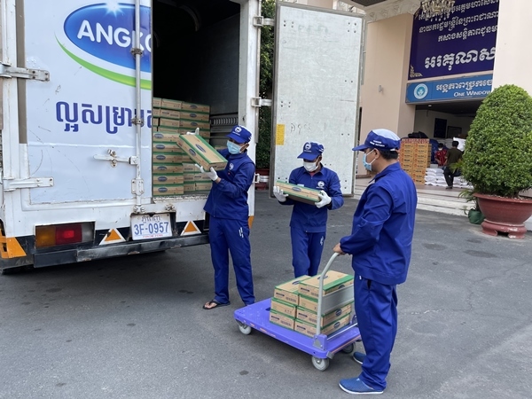 &nbsp;C&ocirc;ng t&aacute;c giao nhận sữa cho ch&iacute;nh quyền Phnom Penh được nh&agrave; m&aacute;y Angkormilk thực hiện cẩn trọng theo quy định ph&ograve;ng dịch Covid-19 &nbsp;