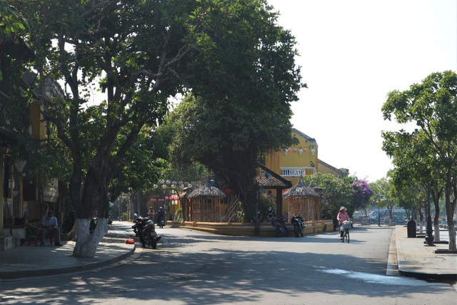 C&aacute;c tuyến đường phố cổ vắng tanh khi dịch Covid-19 t&aacute;i b&ugrave;ng ph&aacute;t. Ảnh: C&ocirc;ng B&iacute;nh.
