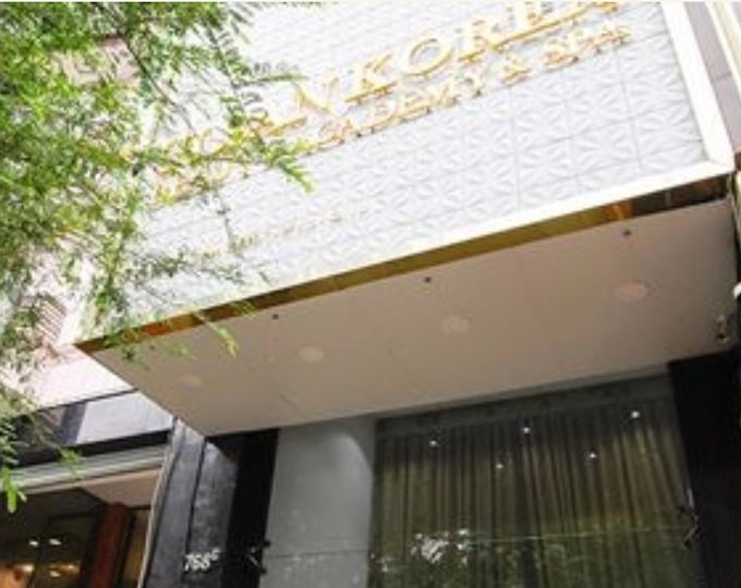 Từ th&ocirc;ng tin phản &aacute;nh của &ocirc;ng V. V. L. (74 tuổi) đến thực hiện dịch vụ &ldquo;Cậu b&eacute; Nga-VIP&rdquo; với tổng số tiền 131 triệu đồng, Thanh tra Sở Y tế Tp.HCM đ&atilde; tiến h&agrave;nh kiểm tra cơ sở c&oacute; bảng hiệu Ulsan Korea Beauty Academy &amp; Spa v&agrave; ph&aacute;t hiện hoạt động phẩu thuật thẩm mỹ kh&ocirc;ng ph&eacute;p.