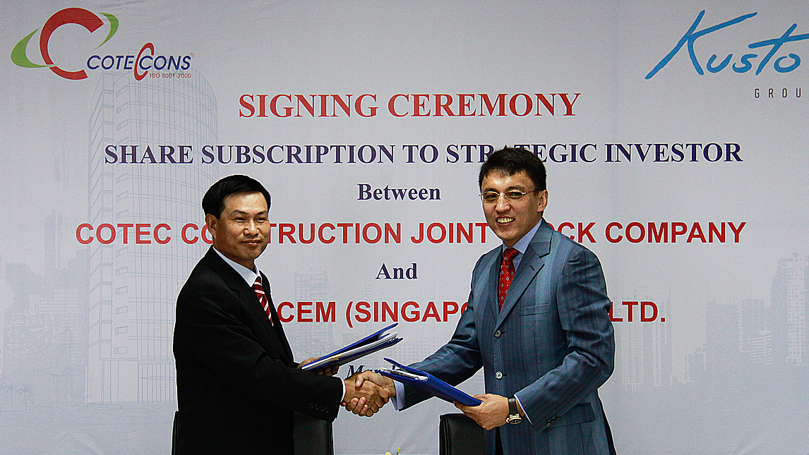 &Ocirc;ng Nguyễn B&aacute; Dương v&agrave; &ocirc;ng Talgat Turumbayev đại diện cho Coteccons v&agrave; Kusto k&yacute; hợp t&aacute;c chiến lược năm 2012.