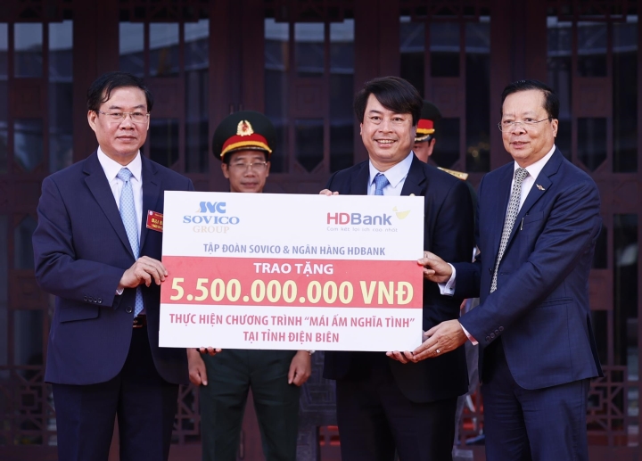 &nbsp;&Ocirc;ng Nguyễn Văn Hảo - Ph&oacute; Tổng gi&aacute;m đốc Ng&acirc;n h&agrave;ng HDBank (giữa) v&agrave; &Ocirc;ng&nbsp;Chu Việt Cường- Ph&oacute; Tổng gi&aacute;m đốc Tập đo&agrave;n Sovico (b&igrave;a phải) trao&nbsp;tặng kinh ph&iacute; x&acirc;y dựng 100 căn nh&agrave; t&igrave;nh nghĩa với tổng gi&aacute; trị 5,5 tỷ đồng cho tỉnh Điện Bi&ecirc;n.