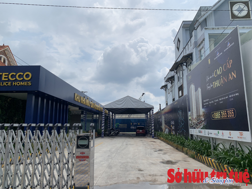 Khu nhà m&acirc;̃u được x&acirc;y dựng ngay phía trước khu đ&acirc;́t của dự án (đường L&ecirc; Thị Trung, phường An Phú, TP Thu&acirc;̣n An, tỉnh Bình Dương).