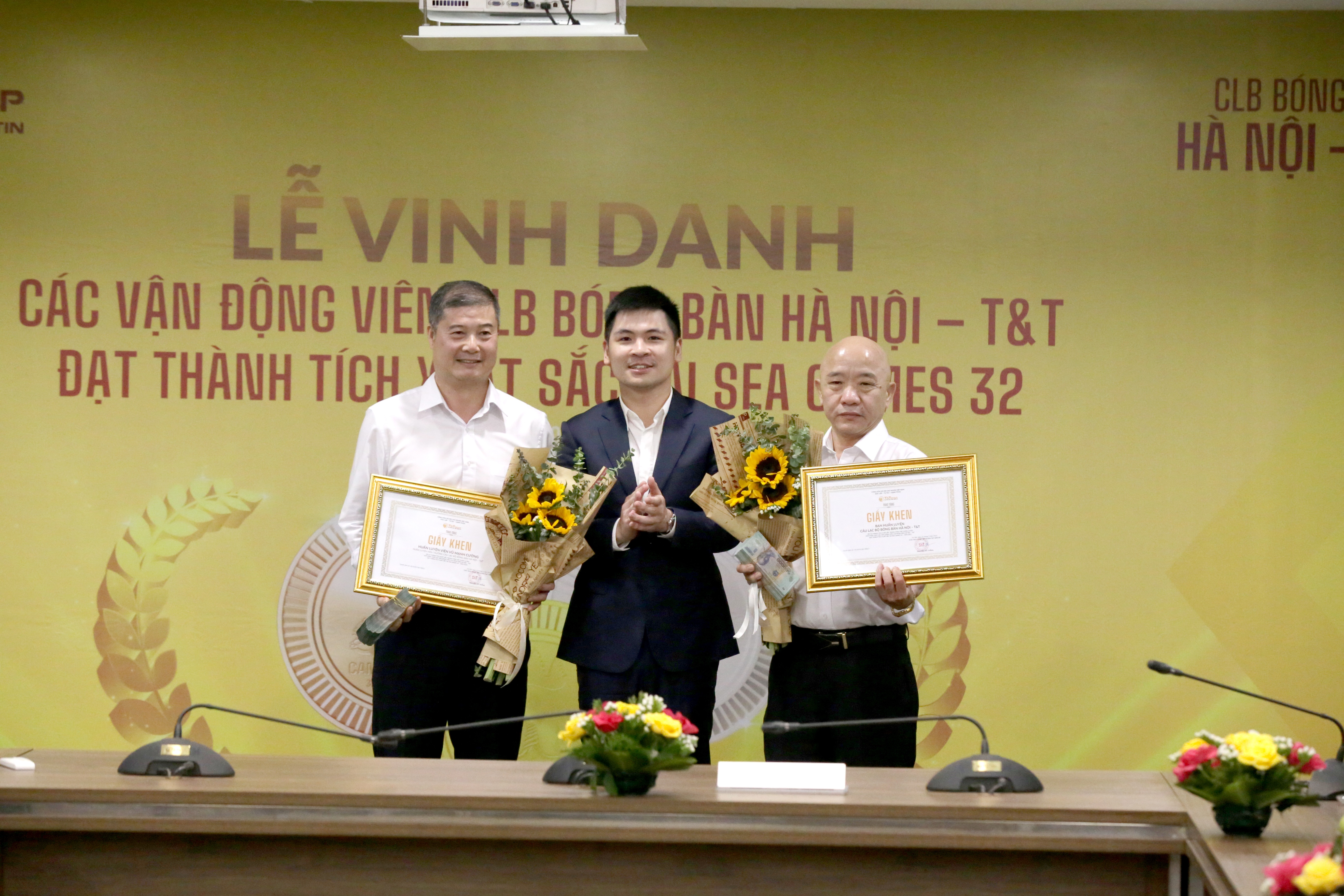 Th&agrave;nh vi&ecirc;n ban huấn luyện CLB b&oacute;ng b&agrave;n H&agrave; Nội T&amp;T được vinh danh